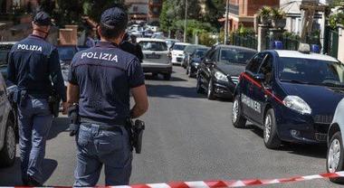 Roma, tragedia a Primavalle: accoltella e spara alla moglie e al figlio, poi si toglie la vita