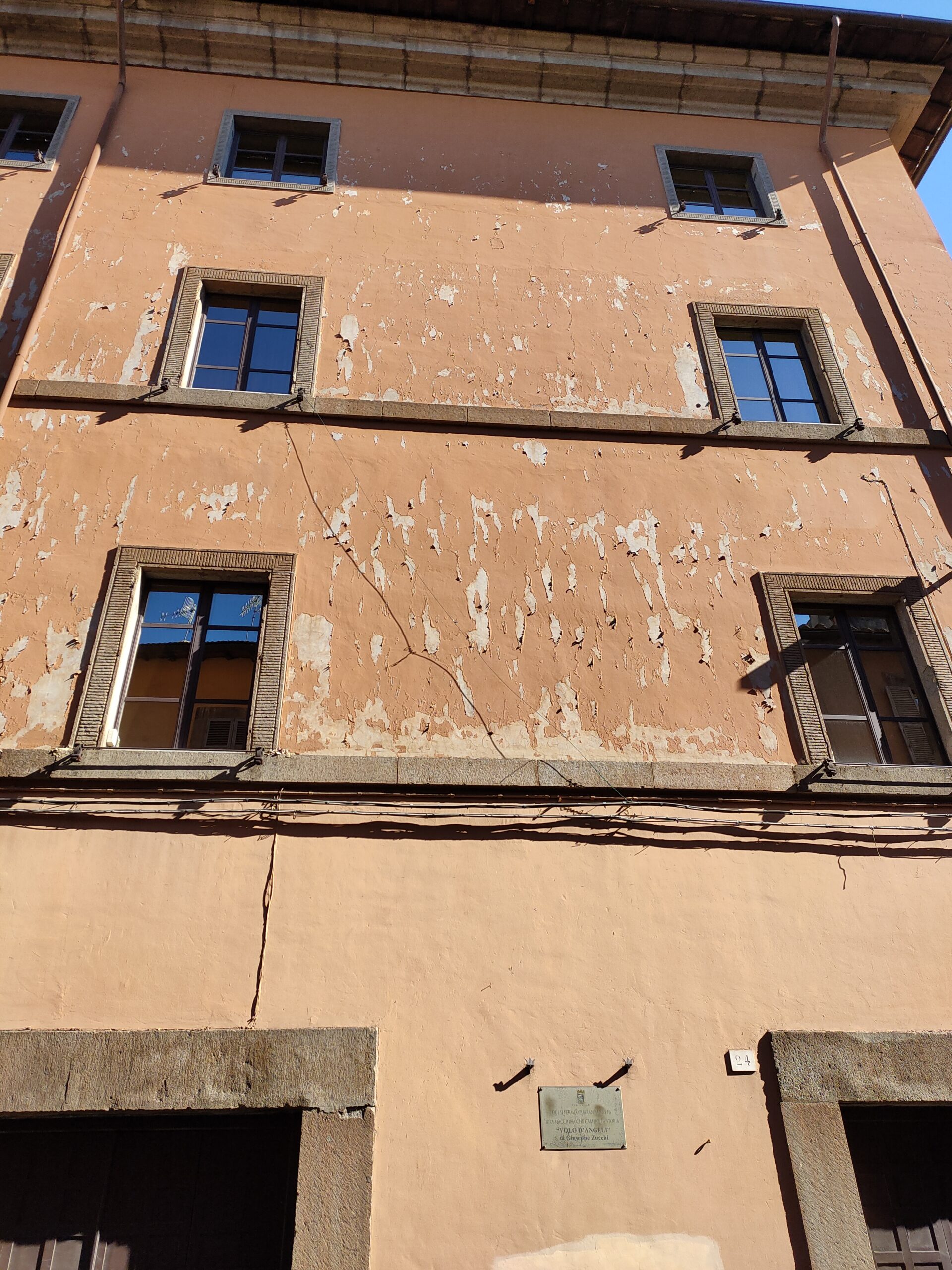 Viterbo, il degrado continua, Palazzo della Provincia, la facciata su Via Cavour in condizioni pietose, una vergogna per la città