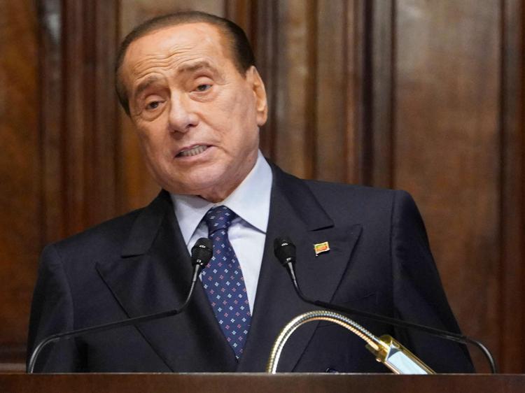 Quirinale, Berlusconi rinuncia a candidatura: “Draghi deve completare l’opera e restare a palazzo Chigi”