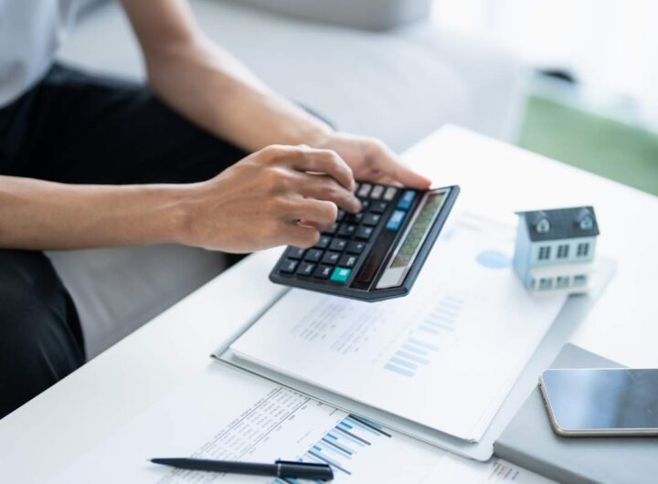 Bollette, la lista completa di chi pagherà meno