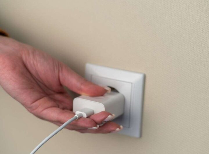 caricabatterie perchè va tolto dalla corrente