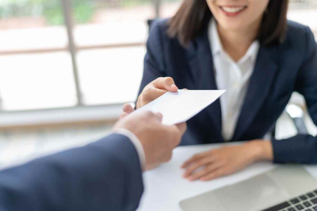 stipendi oltre 3 mila euro appena 10 km dall'italia