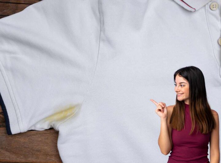 come togliere aloni sudore