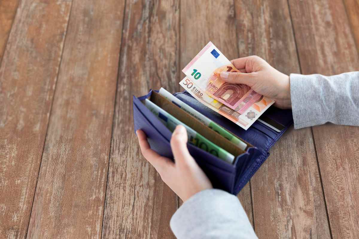 stipendi oltre 3 mila euro appena 10 km dall'italia